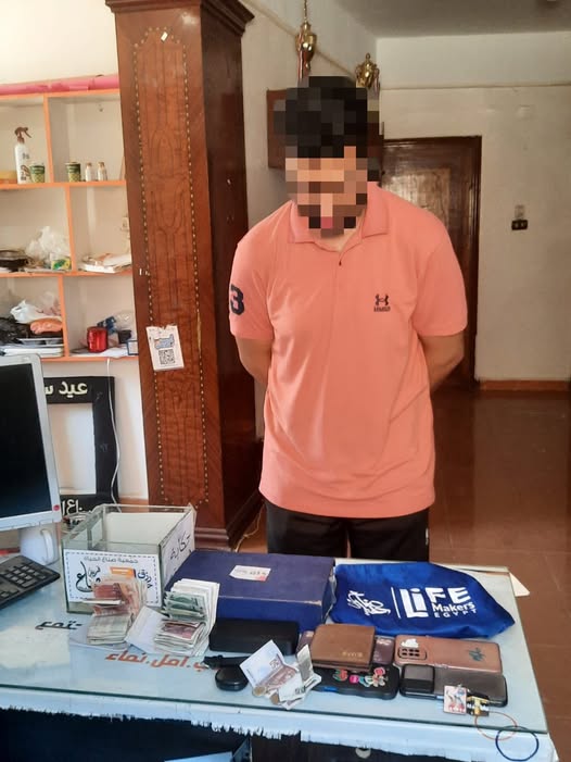 ظهور أحد مسؤولين المكاتب بصورة تثير الريبة